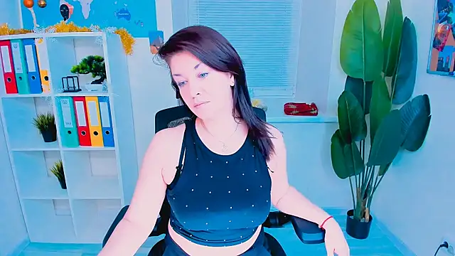 Snapshot of AnaMills chatting on December 18, 2025, 10:30 am AnaMills online show from December 18, 2025, 10:30 am