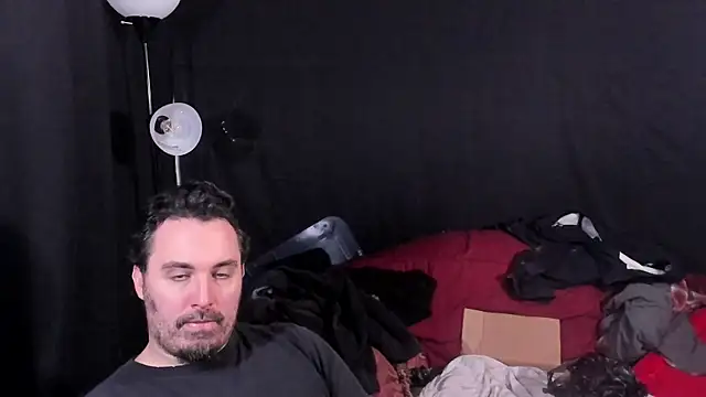 Snapshot of Metalstud chatting on December 15, 2025, 4:18 am Metalstud online show from December 15, 2025, 4:18 am