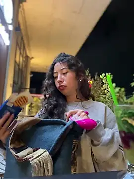 vaneelee online show from April 19, 2026, 3:07 am