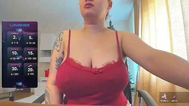 Snapshot of hot_evil_queen chatting on January 21, 2025, 8:19 am hot evil queen online show from January 21, 2025, 8:19 am