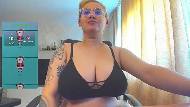 Snapshot of hot_evil_queen chatting on January 2, 2025, 9:00 am hot evil queen online show from January 2, 2025, 9:00 am