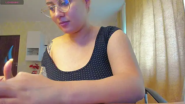 Snapshot of hot_evil_queen chatting on October 8, 2025, 7:43 am hot evil queen online show from October 8, 2025, 7:43 am