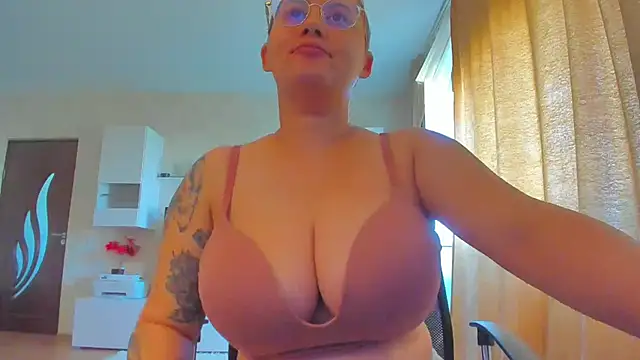 Snapshot of hot_evil_queen chatting on September 24, 2025, 6:53 am hot evil queen online show from September 24, 2025, 6:53 am