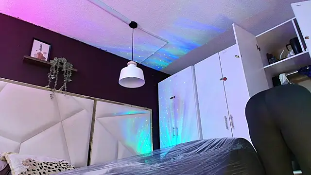 Inndrahot online show from November 2, 2025, 4:17 am