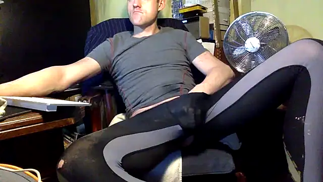 Snapshot of londonfuckwhore chatting on November 8, 2025, 4:05 am londonfuckwhore online show from November 8, 2025, 4:05 am