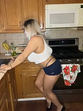 LittleMissEeve online show from January 13, 2026, 4:05 am