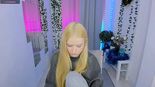 Snapshot of Laly_Peach chatting on January 7, 2026, 4:23 pm Laly Peach online show from January 7, 2026, 4:23 pm