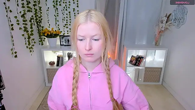 Snapshot of Laly_Peach chatting on March 4, 2026, 7:49 am Laly Peach online show from March 4, 2026, 7:49 am