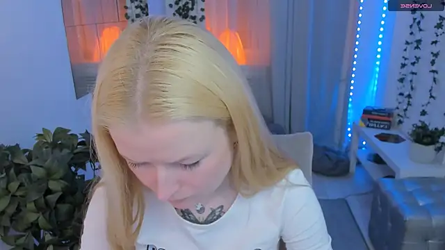 Snapshot of Laly_Peach chatting on June 3, 2026, 12:06 pm Laly Peach online show from June 3, 2026, 12:06 pm