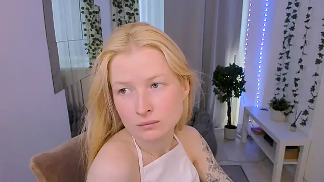 Snapshot of Laly_Peach chatting on July 29, 2026, 9:30 am Laly Peach online show from July 29, 2026, 9:30 am