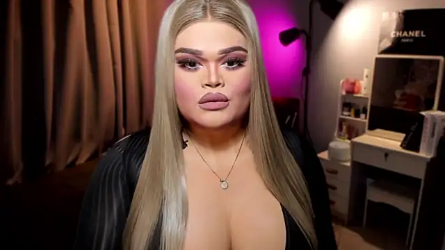 KarolinaThompson online show from December 3, 2024, 6:33 pm