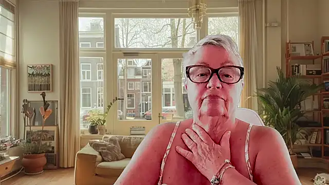 GrannyChrissy68 online show from February 4, 2026, 2:34 pm