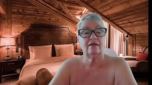 GrannyChrissy68 online show from December 14, 2025, 10:26 pm