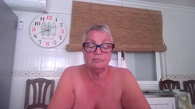 GrannyChrissy68 online show from October 29, 2025, 8:41 pm