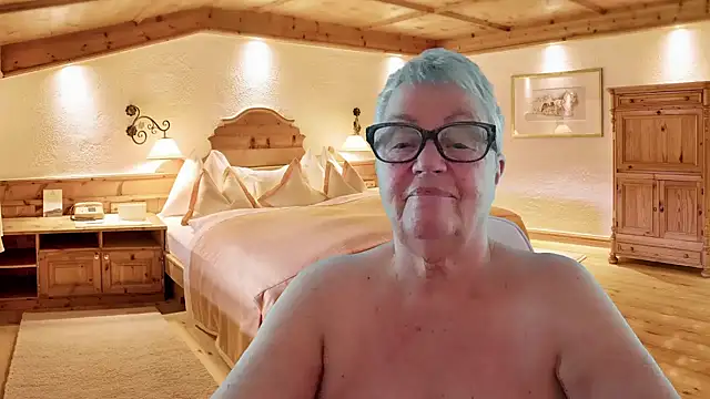 GrannyChrissy68 online show from December 16, 2025, 8:35 pm