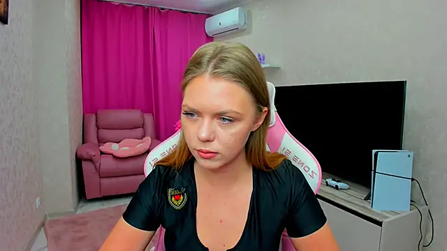 Strawberrye online show from February 22, 2026, 3:20 am