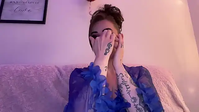 Snapshot of EmilyBlue chatting on April 10, 2026, 6:59 pm EmilyBlue online show from April 10, 2026, 6:59 pm