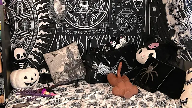 EVILYN online show from February 18, 2026, 8:27 pm