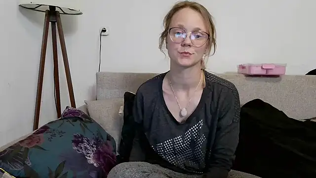 little-leni online show from March 17, 2026, 8:12 pm