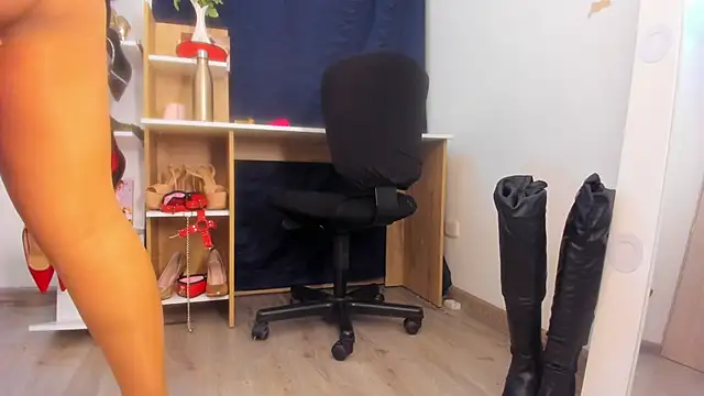 MIss Kendall  online show from November 14, 2025, 10:35 pm