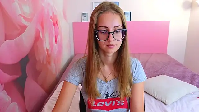 Snapshot of AliceAdams chatting on September 29, 2025, 7:37 am AliceAdams online show from September 29, 2025, 7:37 am