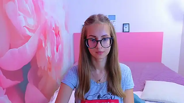 Snapshot of AliceAdams chatting on September 13, 2025, 7:19 am AliceAdams online show from September 13, 2025, 7:19 am