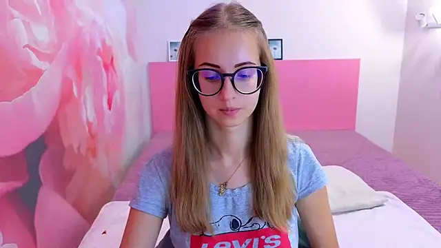 Snapshot of AliceAdams chatting on September 19, 2025, 6:39 am AliceAdams online show from September 19, 2025, 6:39 am