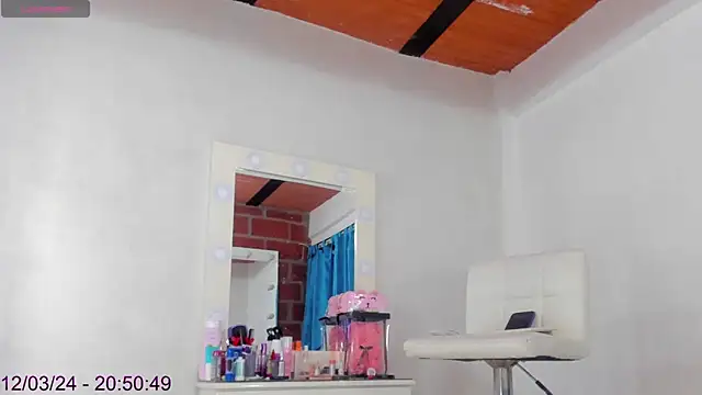 Snapshot of emily_hornett chatting on December 4, 2024, 1:52 am emily hornett online show from December 4, 2024, 1:52 am