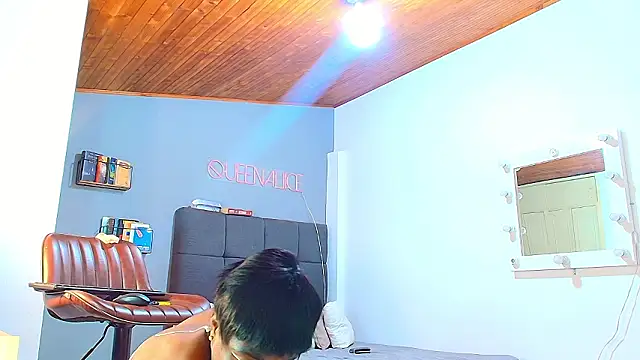 Snapshot of queenaliice chatting on February 18, 2026, 11:39 am queenaliice online show from February 18, 2026, 11:39 am