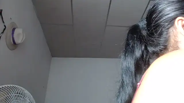 adrixxx38 online show from December 4, 2025, 2:32 am