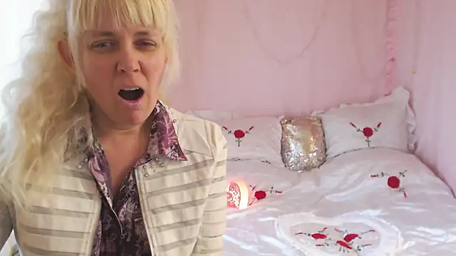 SunnySylvia online show from November 28, 2025, 7:08 am