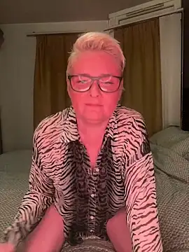 Gizzithehotone online show from April 2, 2026, 9:43 pm