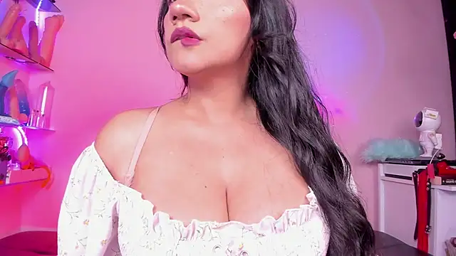 Snapshot of christymilkk chatting on November 19, 2025, 12:43 am christymilkk online show from November 19, 2025, 12:43 am