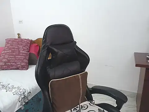 Snapshot of yeslluisa chatting on June 12, 2026, 7:44 pm yeslluisa online show from June 12, 2026, 7:44 pm