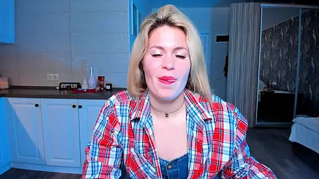 Snapshot of HotTiffani chatting on January 12, 2026, 10:33 am HotTiffani online show from January 12, 2026, 10:33 am