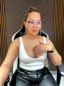 KellyBrooklyn  online show from September 13, 2025, 2:39 pm