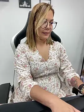 KellyBrooklyn  online show from December 6, 2024, 2:55 pm