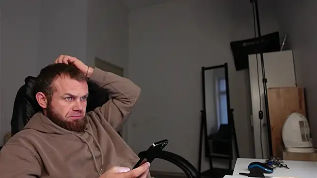 Snapshot of Tommy_Burnz chatting on December 17, 2025, 1:05 pm Tommy Burnz online show from December 17, 2025, 1:05 pm