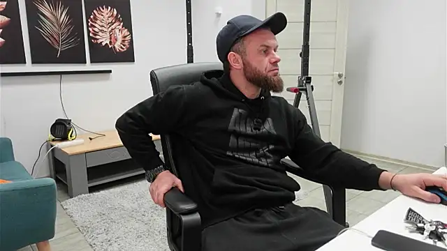 Snapshot of Tommy_Burnz chatting on November 20, 2025, 1:34 pm Tommy Burnz online show from November 20, 2025, 1:34 pm