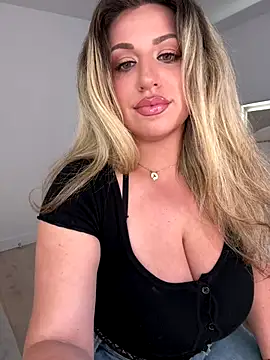 Snapshot of miamellycious chatting on September 18, 2025, 4:43 pm miamellycious online show from September 18, 2025, 4:43 pm
