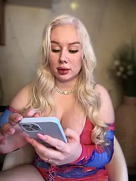 LaraHollywood online show from October 4, 2025, 6:15 am