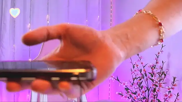 Snapshot of rosseblondee chatting on December 4, 2025, 9:25 pm rosseblondee online show from December 4, 2025, 9:25 pm