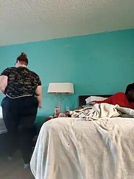 Oowwwii online show from November 8, 2025, 9:07 pm