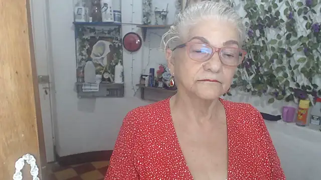 Snapshot of FunnyGrandma chatting on May 5, 2026, 12:46 am FunnyGrandma online show from May 5, 2026, 12:46 am