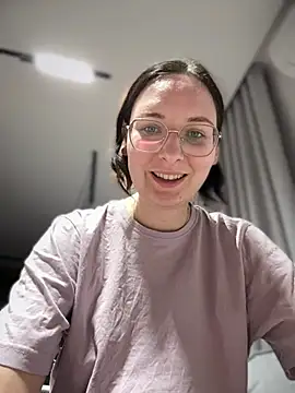 Snapshot of The_Snowwhitee chatting on April 19, 2026, 7:49 pm The Snowwhitee online show from April 19, 2026, 7:49 pm