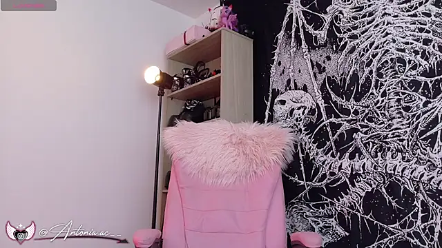 antoniaacxx online show from April 1, 2026, 8:06 pm