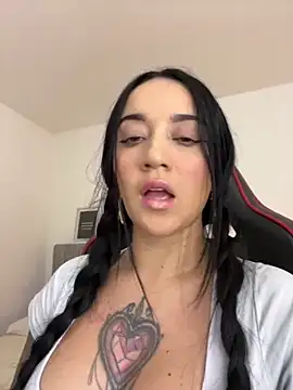 Snapshot of EmmyEvans1 chatting on March 5, 2025, 7:27 pm EmmyEvans1 online show from March 5, 2025, 7:27 pm