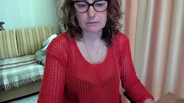 Snapshot of lauraoven chatting on June 5, 2026, 7:03 am lauraoven online show from June 5, 2026, 7:03 am