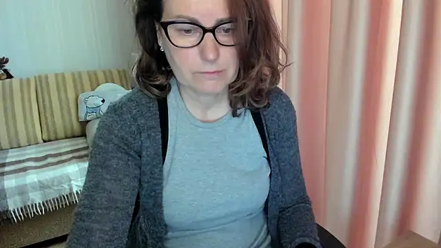 Snapshot of lauraoven chatting on May 8, 2026, 7:45 am lauraoven online show from May 8, 2026, 7:45 am