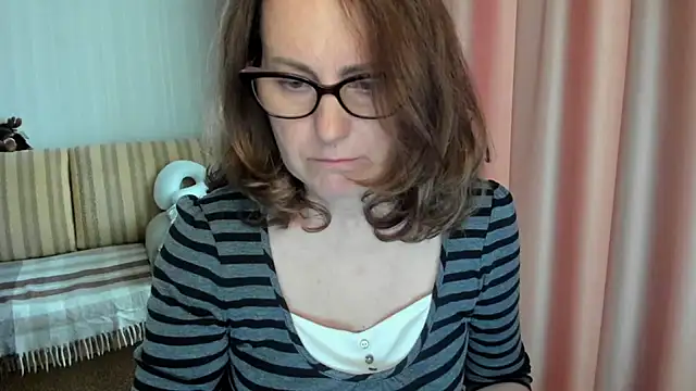 Snapshot of lauraoven chatting on May 6, 2026, 2:21 pm lauraoven online show from May 6, 2026, 2:21 pm